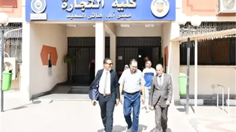 نائب رئيس جامعة القناة يتفقد سير امتحانات منتصف الترم بكلية التجارة