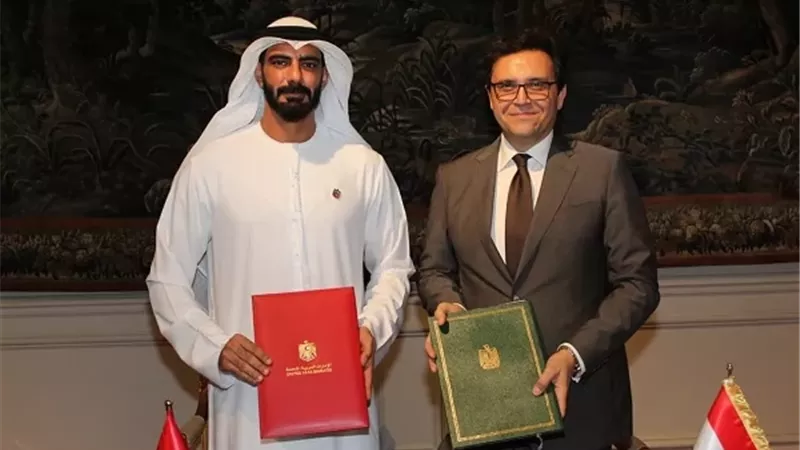 وزير الثقافة ونظيره الإماراتي يوقعان مذكرة تفاهم للتعاون المشترك