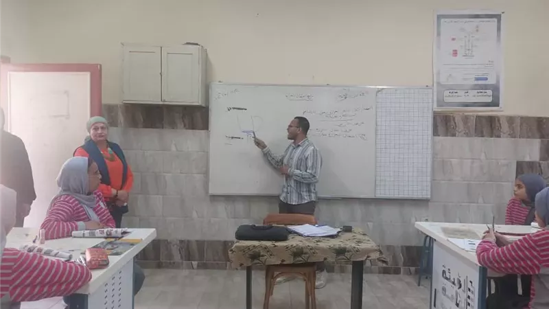 سماح إبراهيم تتابع واقع العملية التعليمية من داخل الفصول الدراسية