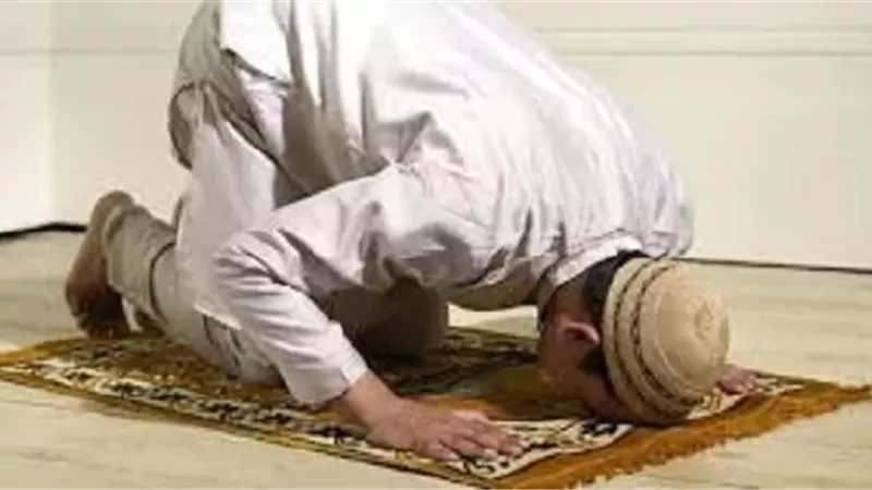 هل يُبطلها..حكم عدم تحريك اللسان والشفتين في الصلاة