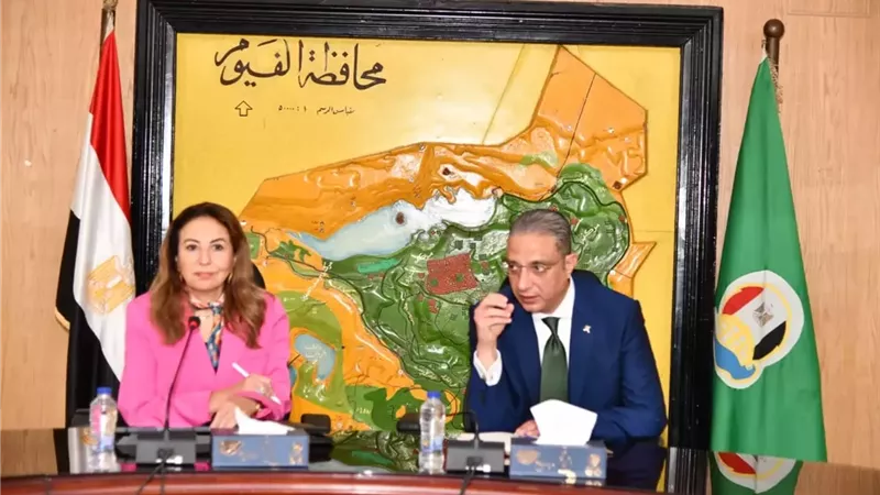 محافظ الفيوم ونائب وزير الاتصالات يناقشان خطط التعاون المشترك