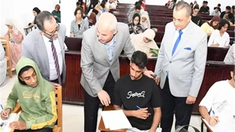 رئيس جامعة القناة يتفقد امتحانات الميدتيرم بالكلية المصرية الصينية
