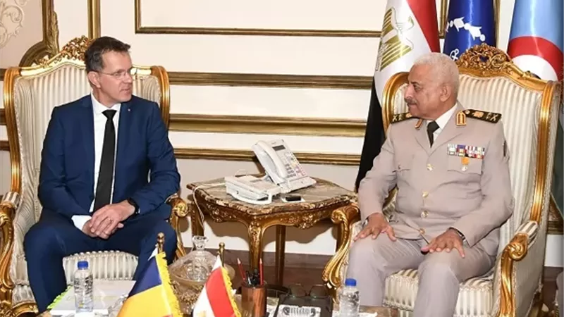 الفريق أول عبد المجيد صقر القائد العام للقوات المسلحة يلتقى وزير الدفاع الرومانى