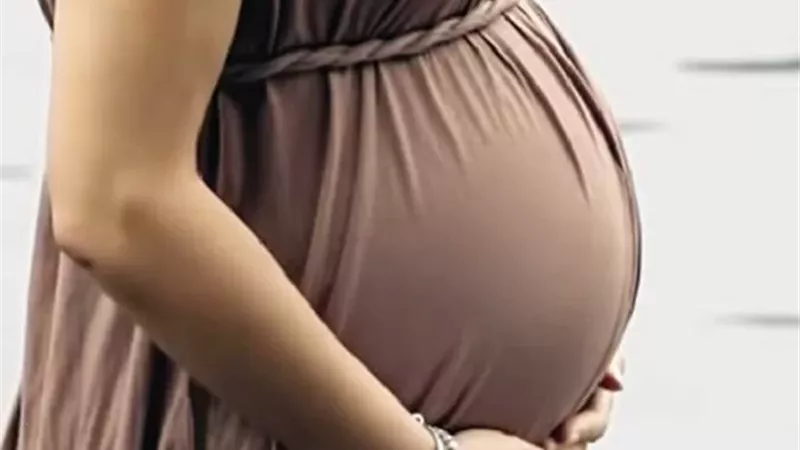 دراسة تكشف تأثير إصابة الأم بكوفيد-19 أثناء الحمل على المولود