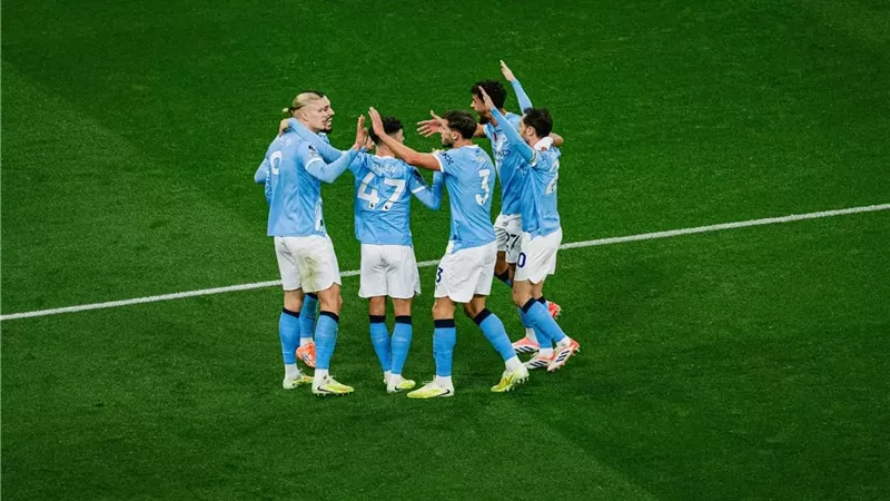 جوارديولا يعلن مدة غياب نجم مانشستر سيتي عن الملاعب