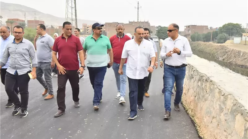 محافظ أسيوط يتفقد طريق درنكة محور الهضبة بعد انتهاء اعمال الرصف