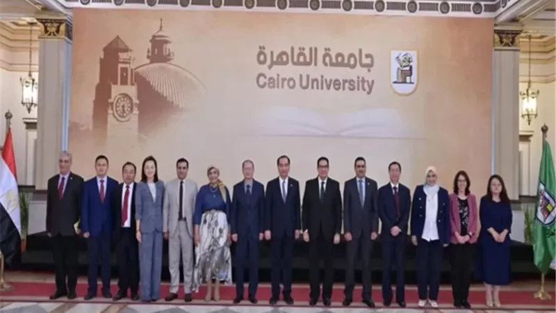 رئيسا جامعتي القاهرة وبكين يدرسان برامج مشتركة ومبادرات بحثية
