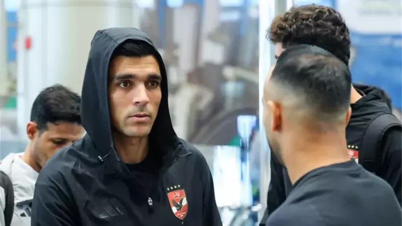 توافد لاعبي الأهلي إلى مطار القاهرة استعدادًا للسفر إلى الإمارات
