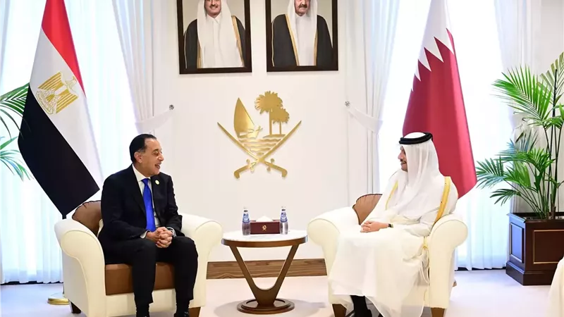 رئيس الوزراء القطري يستقبل مدبولي بـ 