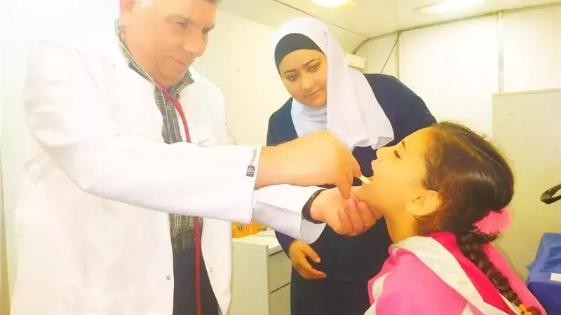 علاج 438 مواطنا بقافلة طبية بميدان القومية بالزقازيق