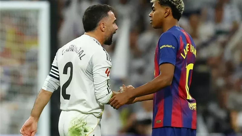 مدرب منتخب إسبانيا يعلق على أزمة يامال وكارفاخال