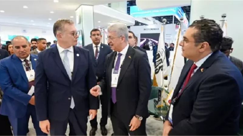وزير البترول يتفقد الجناح المصري في معرض أديبك