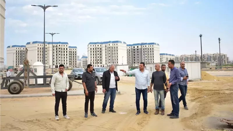 الإسكان تتابع معدلات التنفيذ بالعلمين الجديدة على أرض الواقع