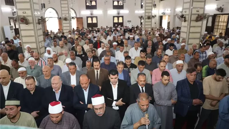 محافظ الشرقية يُؤدي واجب العزاء في وفاة رئيس مركز ديرب نجم