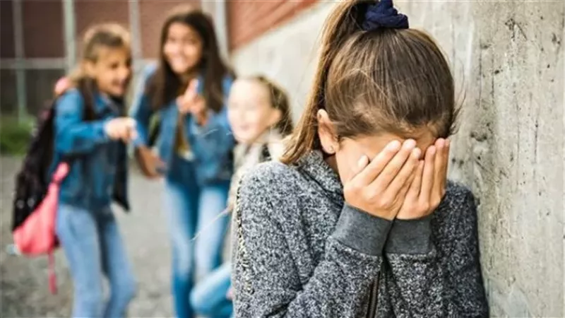 تنمروا على ابنتها لمرضها..سيدة تحرر محضرا ضد مسئولي مدرسة بالتجمع