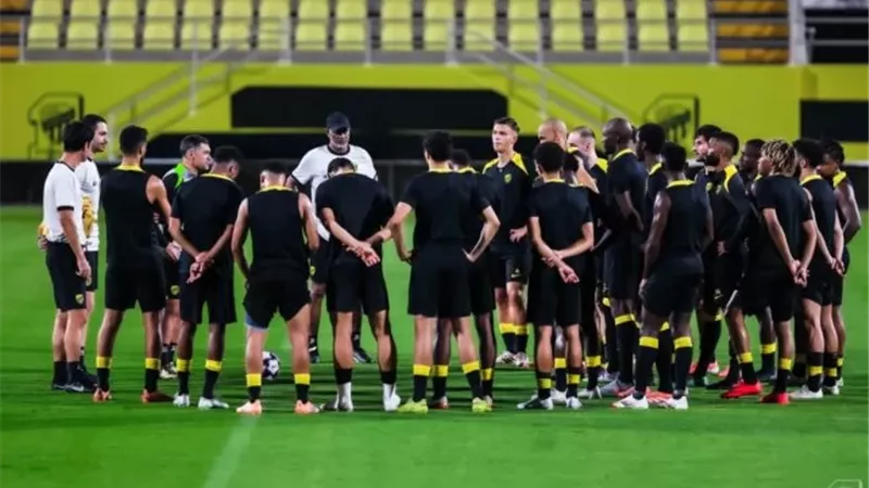 رغم تعافيه.. بنزيما يغيب عن تشكيل اتحاد جدة أمام الشارقة