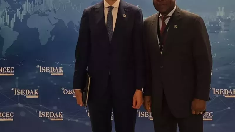 وزير الاستثمار يلتقي سكرتير عام منظمة الدول الثماني الإسلامية