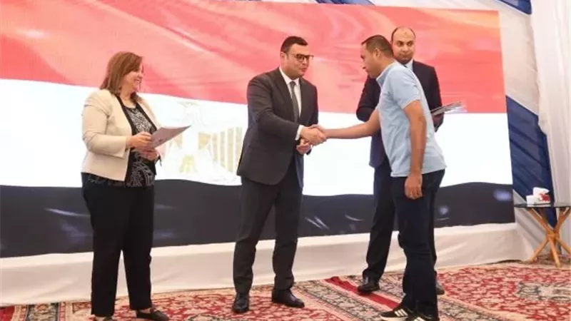 وزير الإسكان يُسلم عقود وحدات