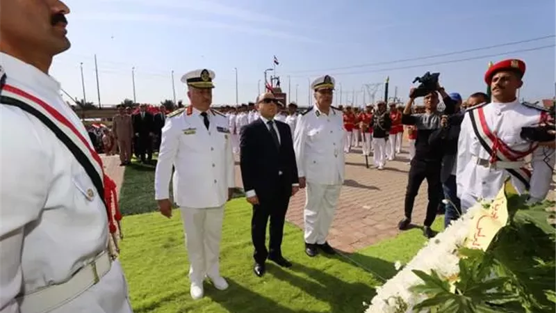 عبدالمعطي يضع أكاليل الزهور لشهداء معركة البرلس البحرية