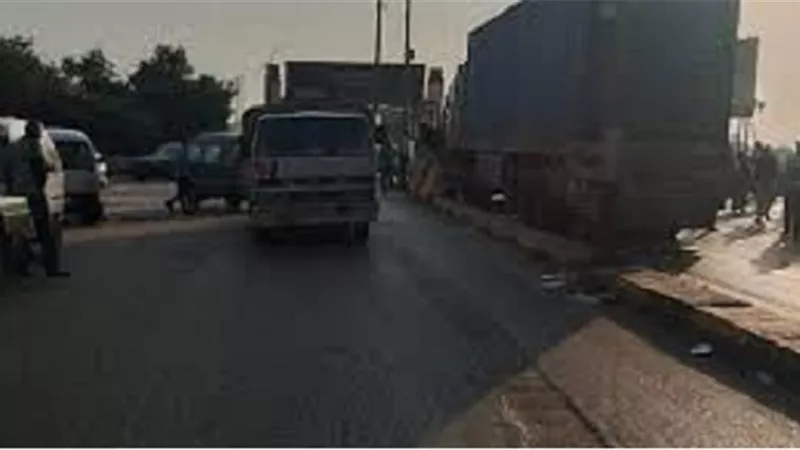 شلل مروري بمدخل بنها بعد تعثر مرور تريلا أعلى كوبري كفر الجزار