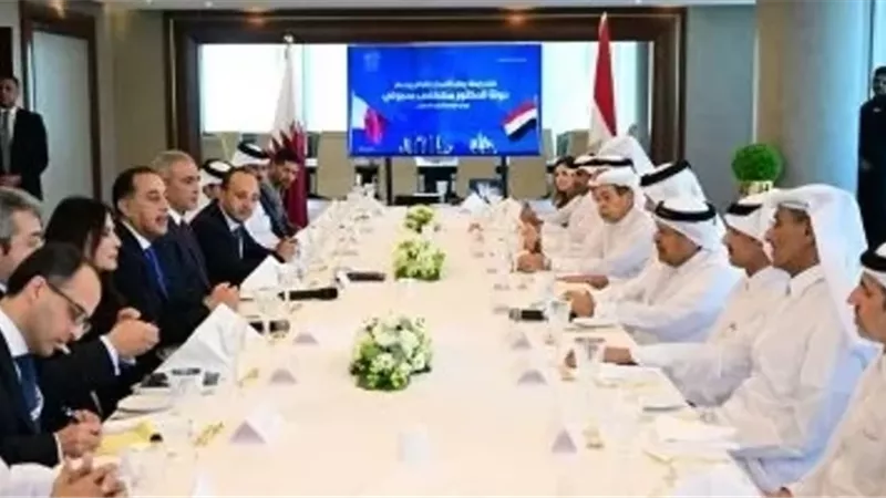 رئيس الوزراء يوجه الدعوة لرجال الأعمال القطريين لزيادة استثماراتهم بمصر