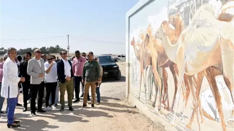 عماره والسفير الفرنسى يتفقدان مشروع تجميل نجع الملقطة بالقرنة