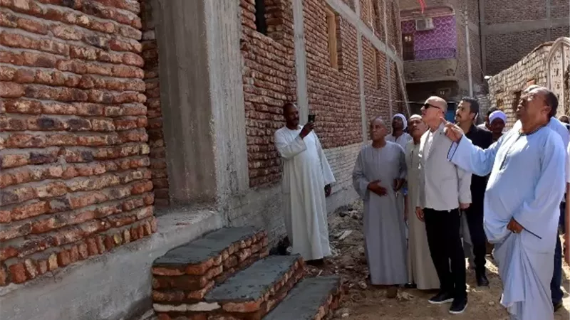 عماره يتفقد أعمال إعادة بناء المسجد العمرى العتيق بقرية الأقالتة