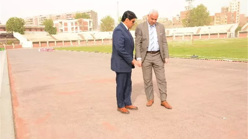 نائب رئيس جامعة أسيوط يتفقد التجديد بالاستاد فى لقرية الأوليمبية