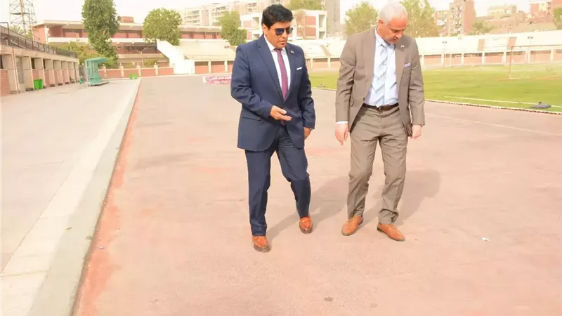 نائب رئيس جامعة أسيوط يتفقد أعمال التجديد بالاستاد الرياضى