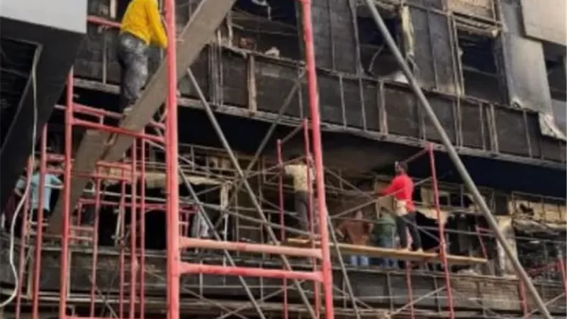 بدء أعمال الترميم بمول الكرامة بمدينة العبور عقب السيطرة على حريق