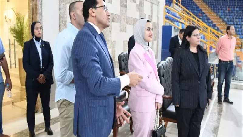 وزير الرياضة يصطحب وزيرة شؤون الشباب بالبحرين في جولة داخل نادي 