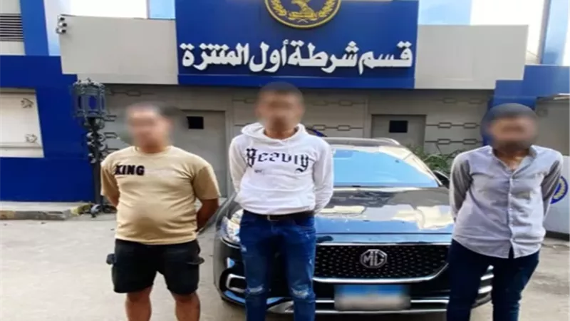 ضبط المتهمين بالاستيلاء على سياره عقب تأجيرها من أحد المعارض