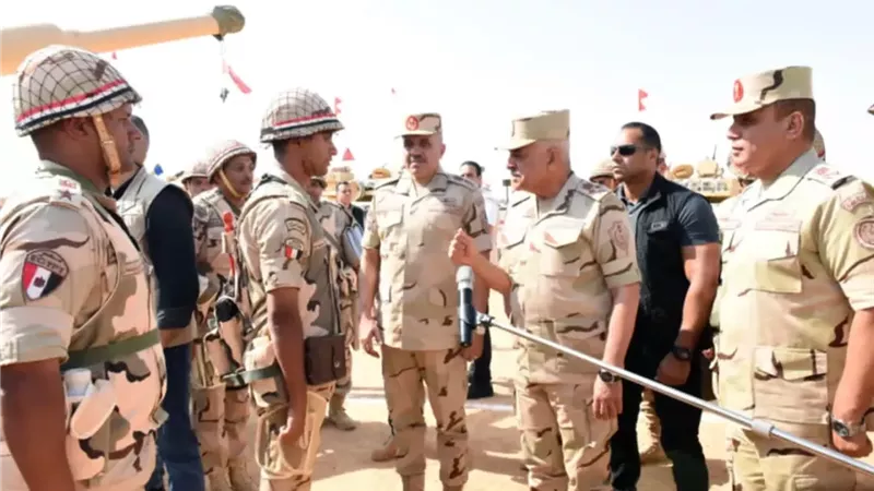 وزير الدفاع يشهد إجراءات تفتيش الحرب لأحد تشكيلات المنطقة المركزية
