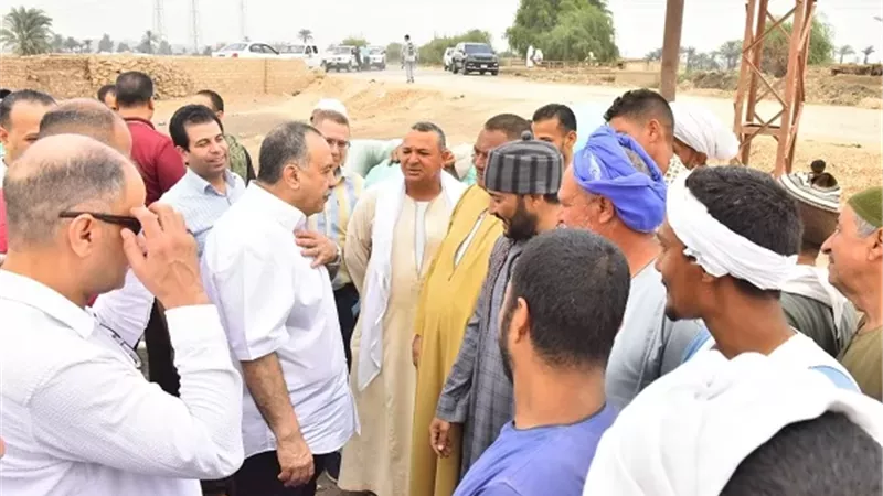 محافظ أسيوط يتحاور مع المزارعين ويؤكد دعم القطاع الزراعي
