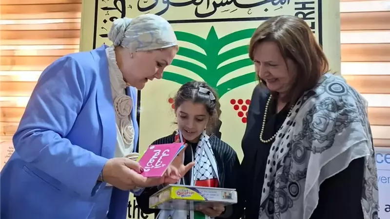 القومي للأمومة يمنح طفلة فلسطينية لقب سفيرة الطفولة للمحبة والسلام