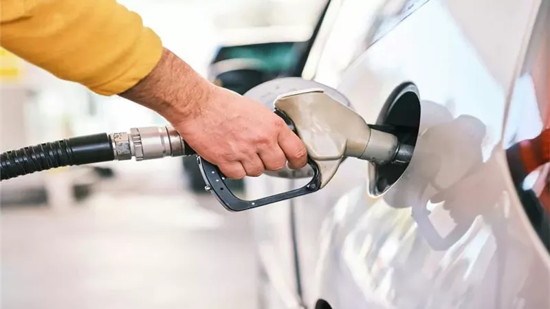 المفتي يوضح حكم طهارة العامل في محطات البنزين