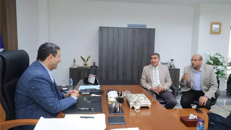محافظ دمياط يناقش آليات التعامل مع ظاهرة الكلاب الضالة