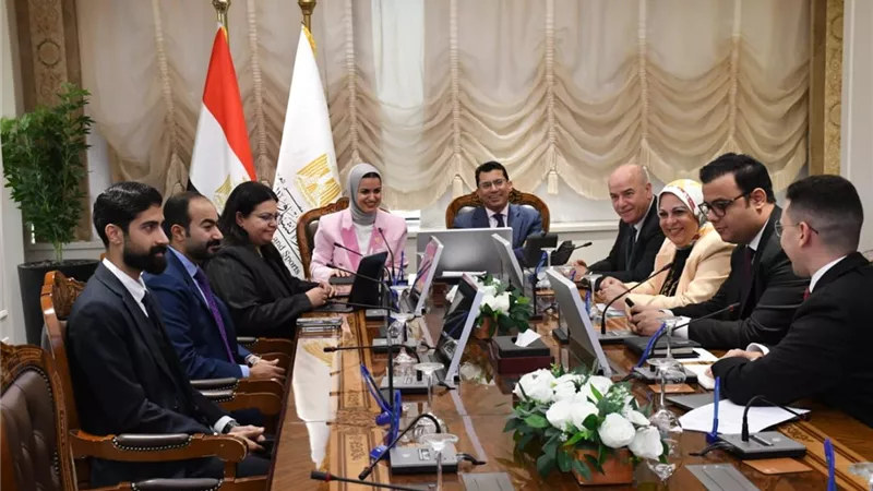 وزير الرياضة يبحث التعاون مع وزيرة شؤون الشباب بدولة البحرين