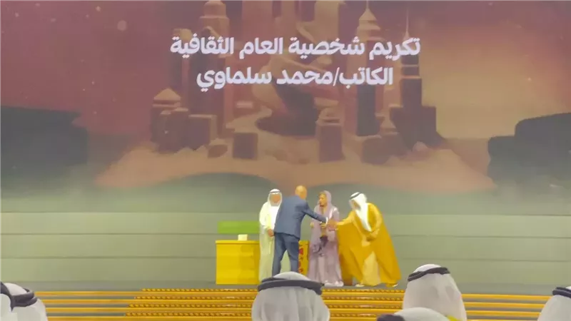 الشيخ سلطان القاسمي يتفقد جناح الهيئةالمصريةللكتاب بمعرض الشارقةللكتاب