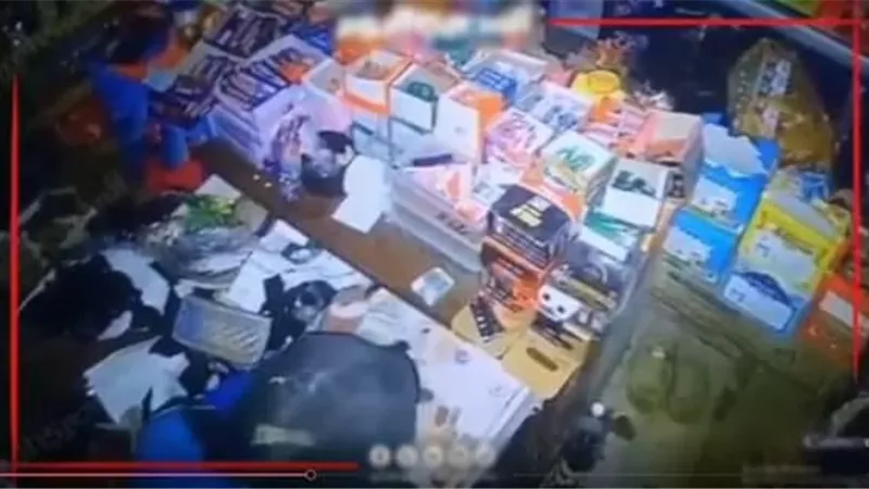 الكاميرا كشفته.. ضبط عامل سرق محتويات محل تجارى بكفر الشيخ