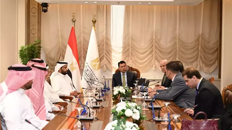 وزير الشباب يلتقي وفد سعودي في مجال العمل التطوعي