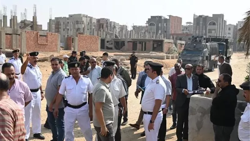 رئيس جهاز مدينة العاشر يكشف عن أسباب استرداد ١٧٠ قطعة أرض.. صور