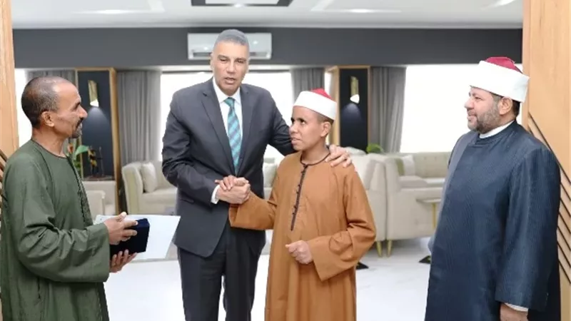 أسوان تكرم الطالب زياد خميس لفوزه بالمركز الأول في مسابقة القرآن
