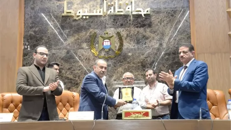 محافظ أسيوط يكرم مهندس المدينة لتطوير ميادينها ومحاورها الحيوية