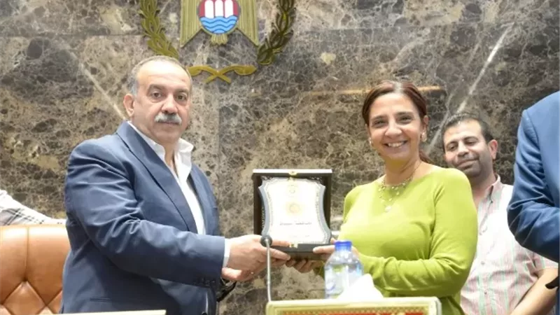 محافظ أسيوط يكرم مدير مركز معلومات شبكات المرافق لتميز الأداء