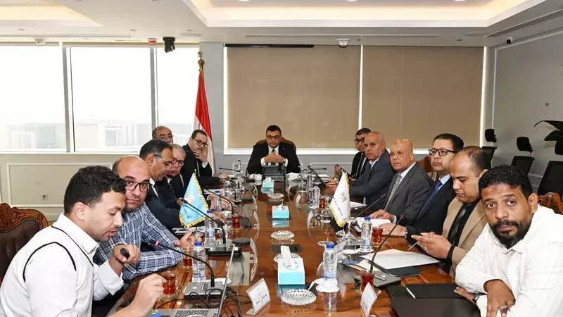 الشربيني يتابع سير العمل بمشروعات الطرق والمرافق بحدائق أكتوبر