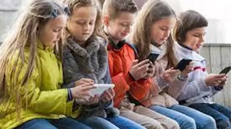 دراسة: استخدام الهاتف الذكي يوميًا يضعف الذاكرة لدى المراهقين