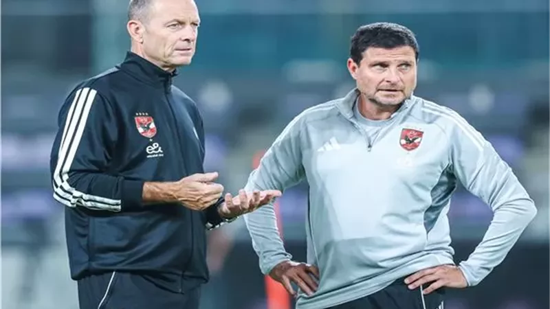 توروب يحاضر لاعبي الأهلي قبل التحرك إلى استاد هزاع بن زايد