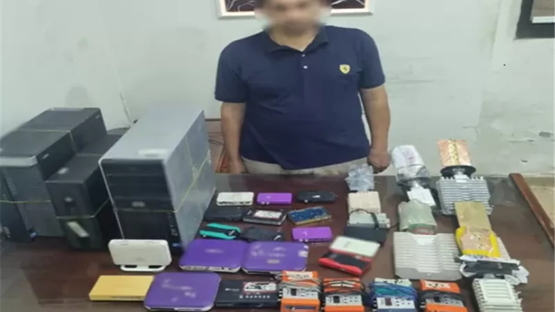 سقوط شخص يدير محطة بث تلفزيونى 