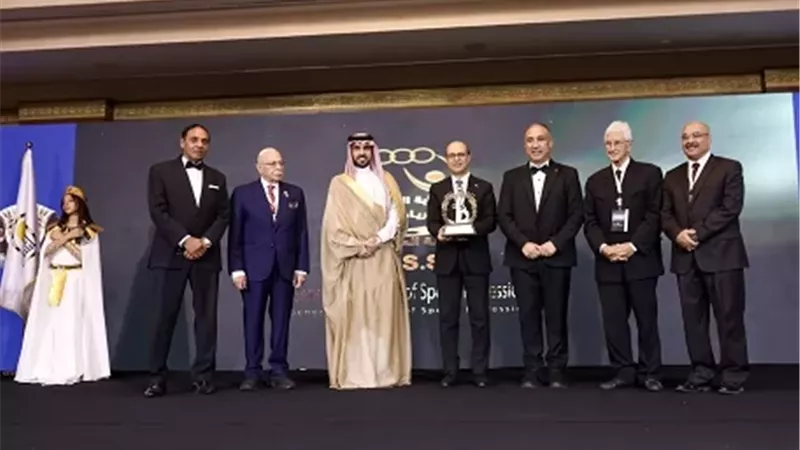 تكريم رئيس جامعة أسيوط بجائزة 